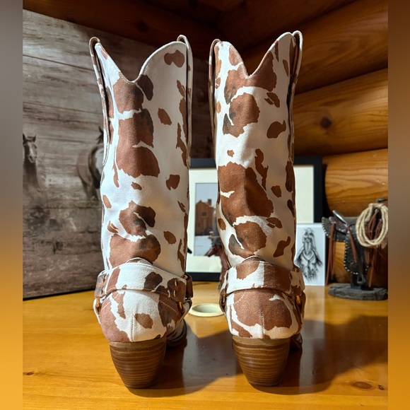 ARiderGirl Evon Women’s Knee-High pointed Toe Pull Up Metal Buckle Boot - Picture 2 of 8